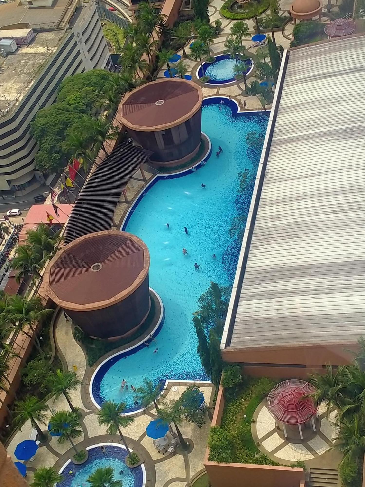 Kl Season At Times Square Apartment