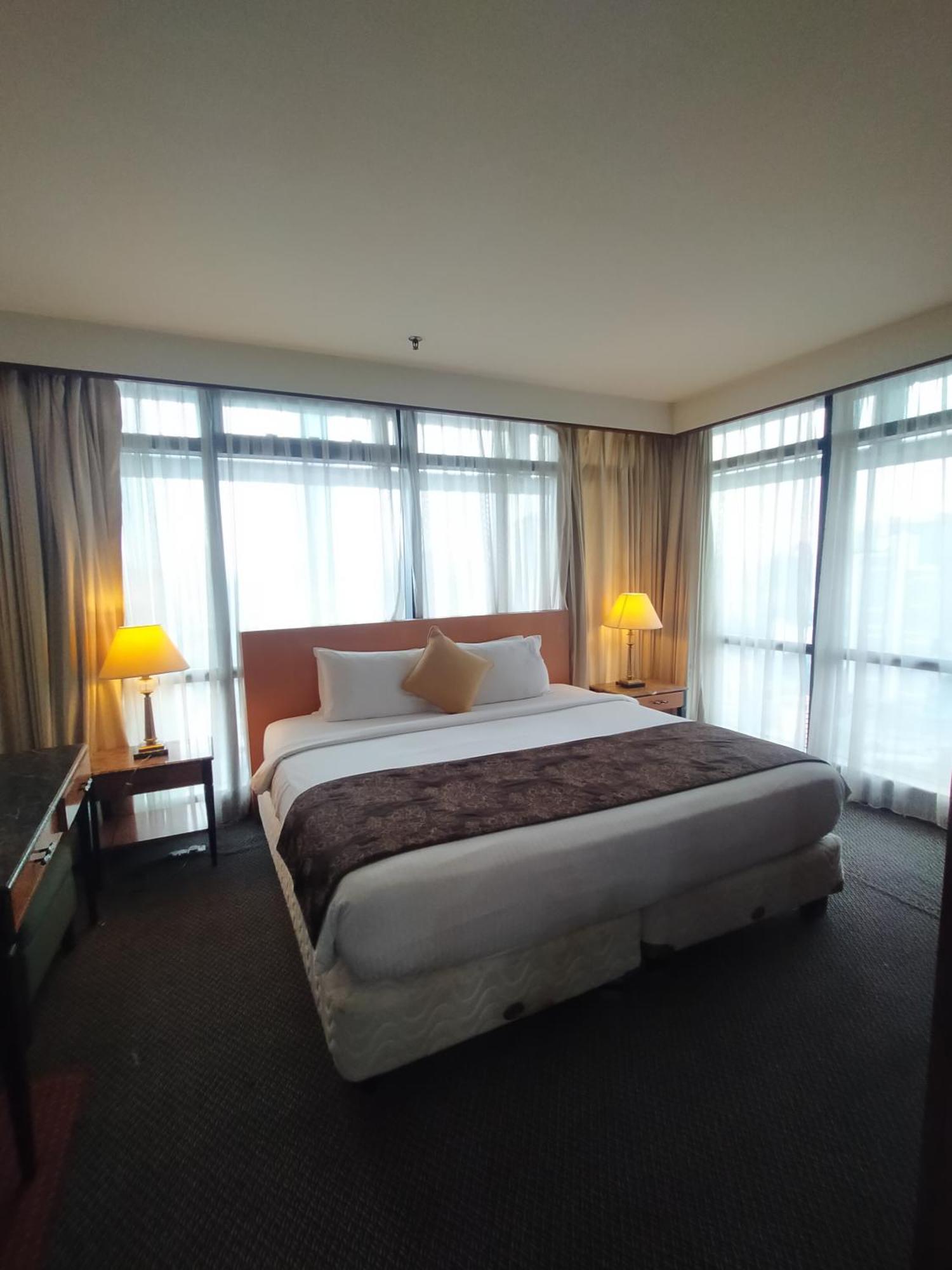Kl Season At Times Square Apartment