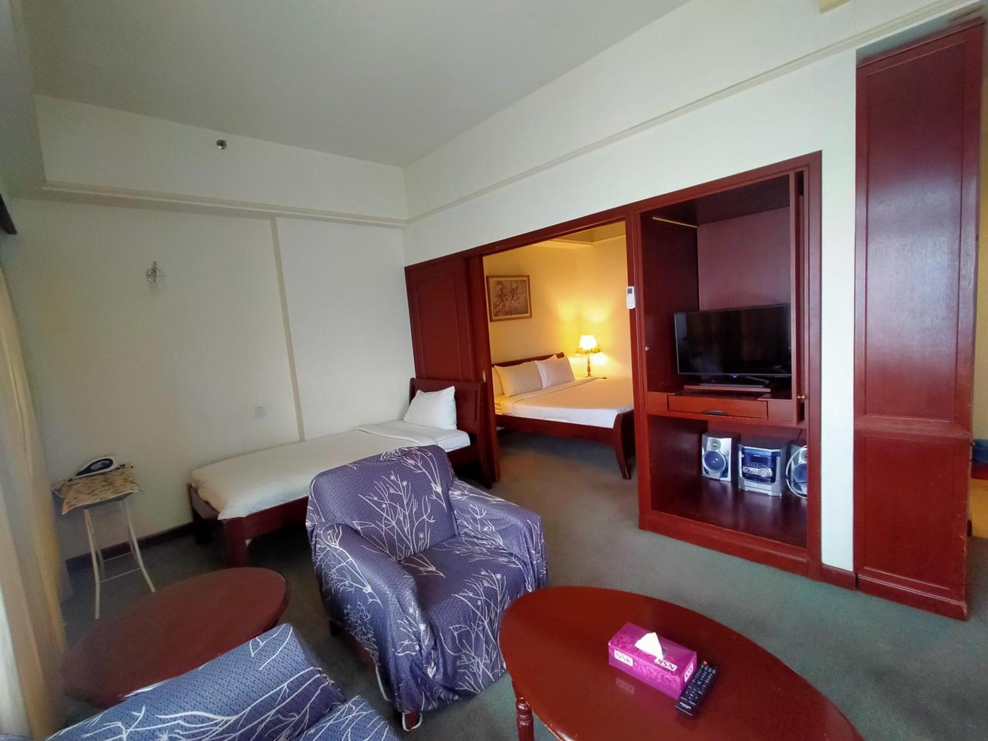 Kl Season At Times Square Apartment